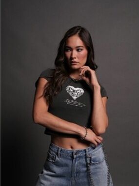 MOMENTO AMORE BABY TEE in WOLF GRAY